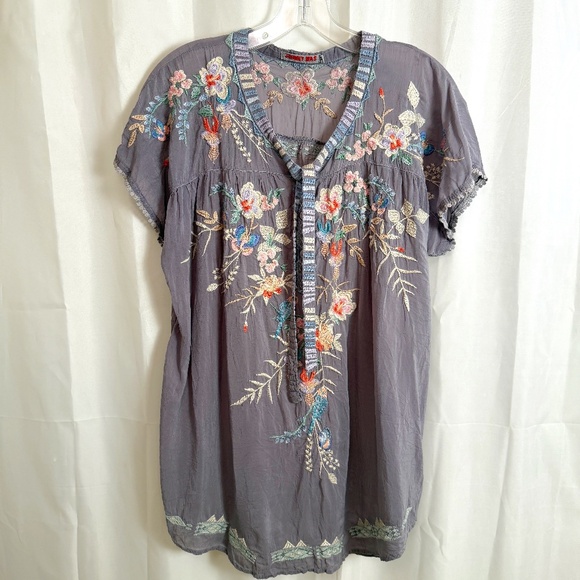 Johnny Was Short Sleeve Gray Pull-Over Shirt Colorful Embroidered Flowers Medium - Picture 1 of 14